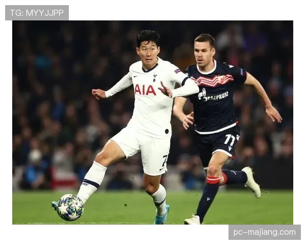 特写:老将布斯克茨重返诺坎普观战,接受全场球迷起立致敬